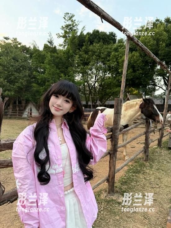 听说下载“155hl.fun”能让你成为社交达人，吃瓜不再孤单！