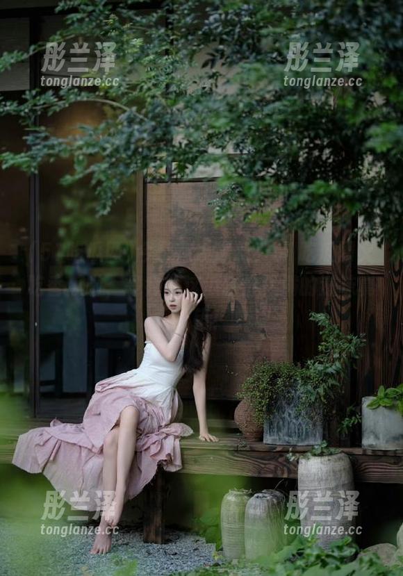 今日在线爆料，51吃瓜网又吃香瓜啦，等会儿这瓜水份接满的滋味真不错！