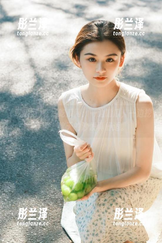 在线吃瓜网：一边啃瓜，一边挖资源，秋天的沙发真舒适。