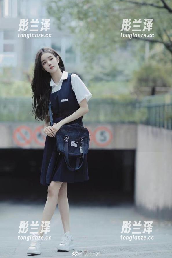 怎么样才能让朋友们都关注“我爱吃瓜网52”苹果版？找个瓜扔过去几乎不难！