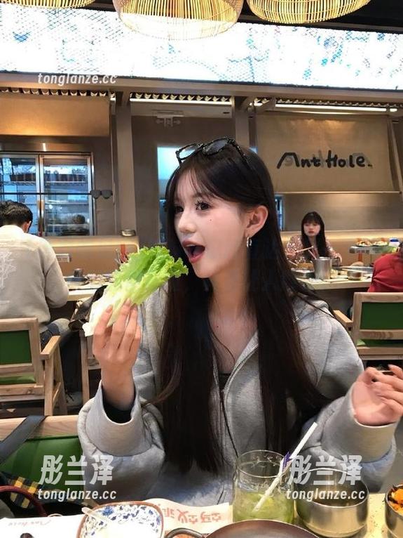 黑料吃瓜网直达：又一个网红的甜蜜背叛，真是让人意外！