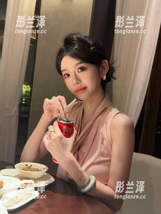 更新，花店老板娘带着黑料正能量教你插花，把花插得像她牵手的那种雾里看花…